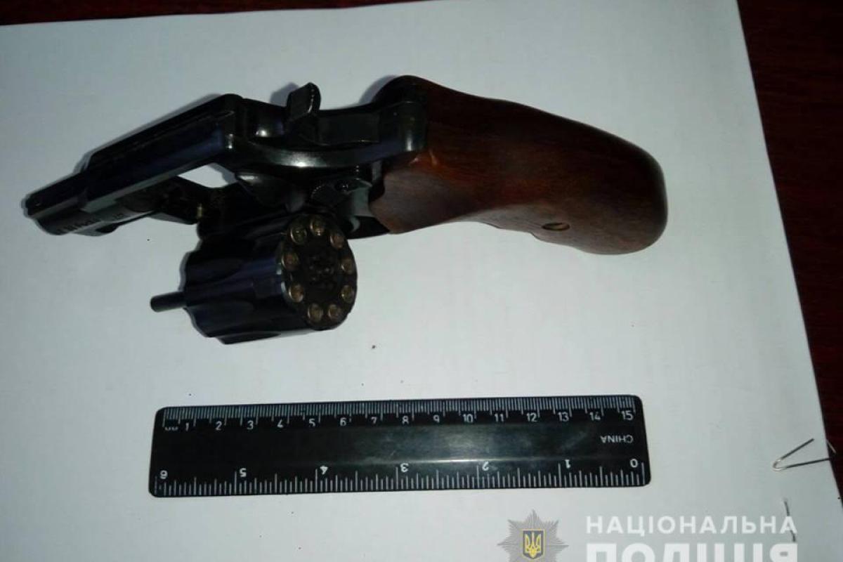 На Закарпатье мужчина открыл стрельбу из пистолета по людям На Закарпатье мужчина открыл стрельбу из пистолета по людям