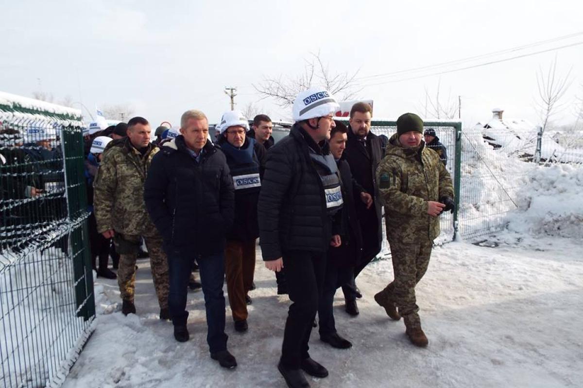Председатель ОБСЕ посетил КПВВ "Станица Луганская" Председатель ОБСЕ посетил КПВВ "Станица Луганская"