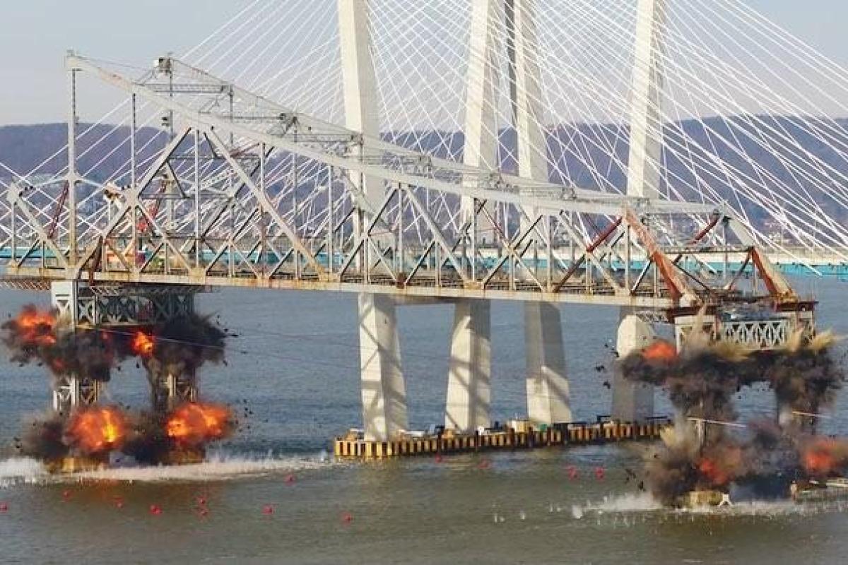 В Нью-Йорке взорвали исторический мост Tappan Zee через Гудзон В Нью-Йорке взорвали исторический мост Tappan Zee через Гудзон