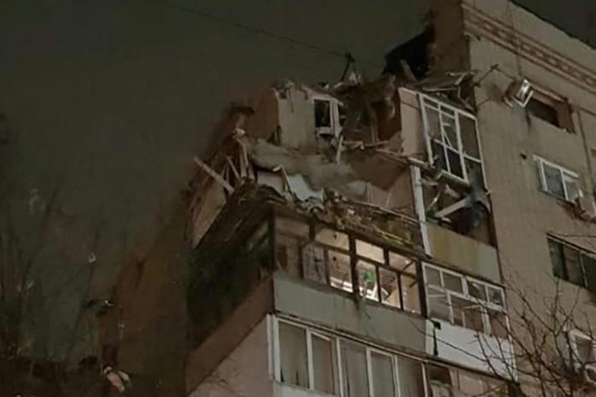 В России взрыв разрушил два этажа жилого дома: под завалами остались люди В России взрыв разрушил два этажа жилого дома: под завалами остались люди