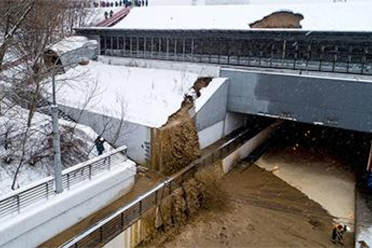 "Можно пускать кораблики": В российской столице транспортный коллапс из-за прорыва дамбы "Можно пускать кораблики": В российской столице транспортный коллапс из-за прорыва дамбы