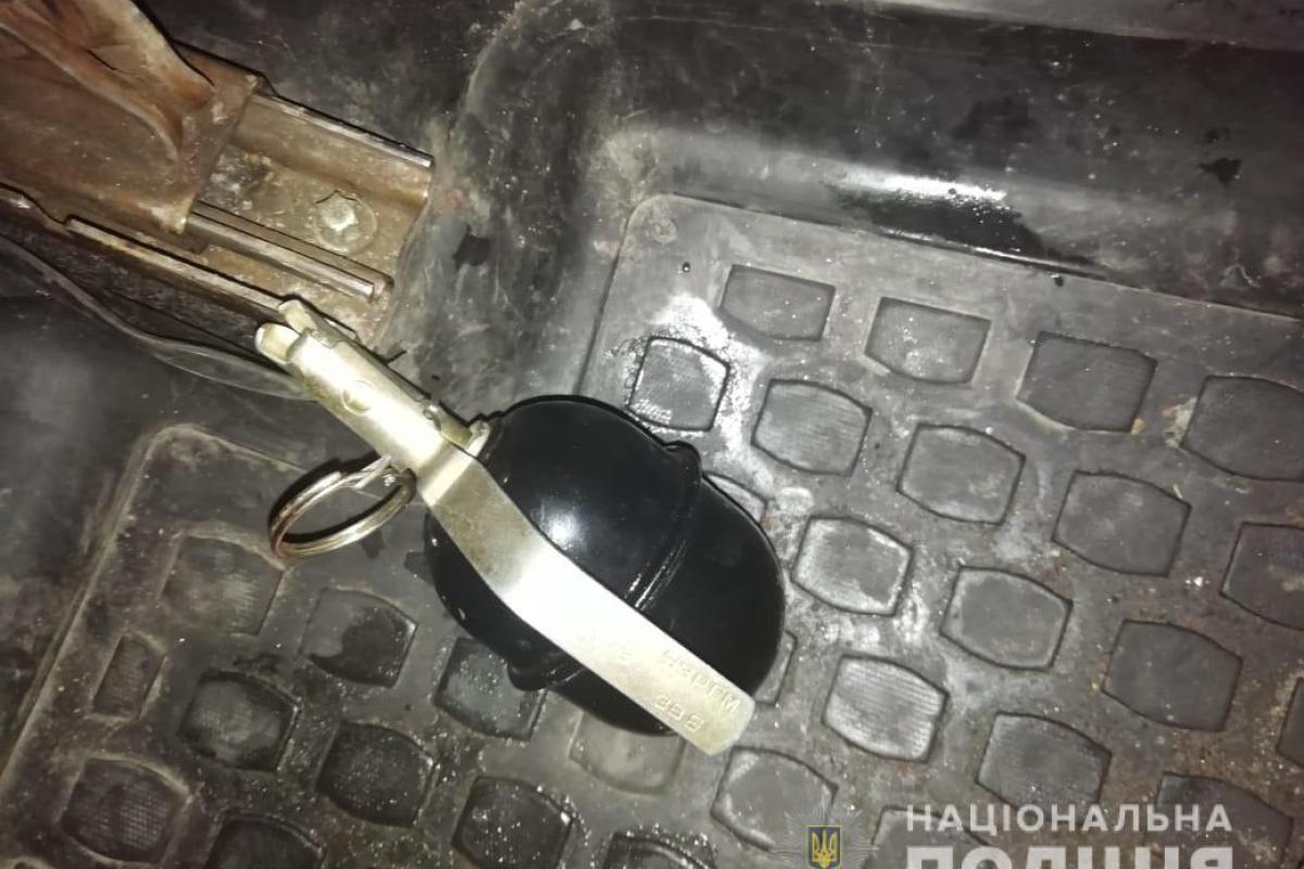 "Никто никуда не едет! С Новым годом!": На Киевщине пьяный хулиган метнул гранату в салон такси