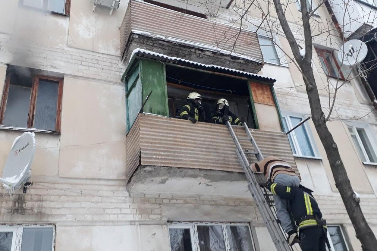 В Северодонецке горела квартира в жилом доме: хозяйку спасали через окно