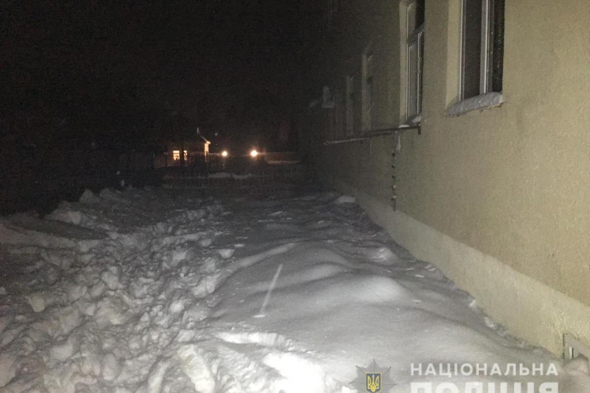 В Чугуеве пьяный отец выбросил с четвертого этажа своего 5-летнего сына В Чугуеве пьяный отец выбросил с четвертого этажа своего 5-летнего сына