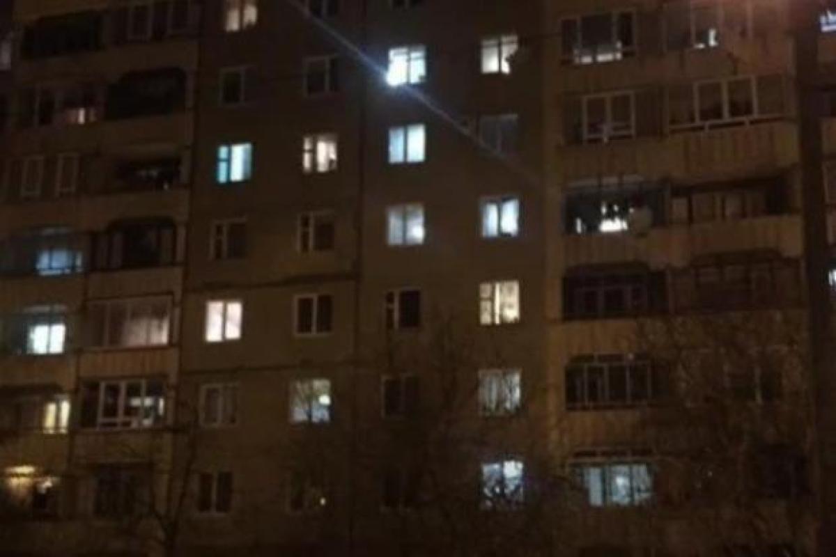Во Львове разбился школьник, выпав из окна шестого этажа Во Львове разбился школьник, выпав из окна шестого этажа