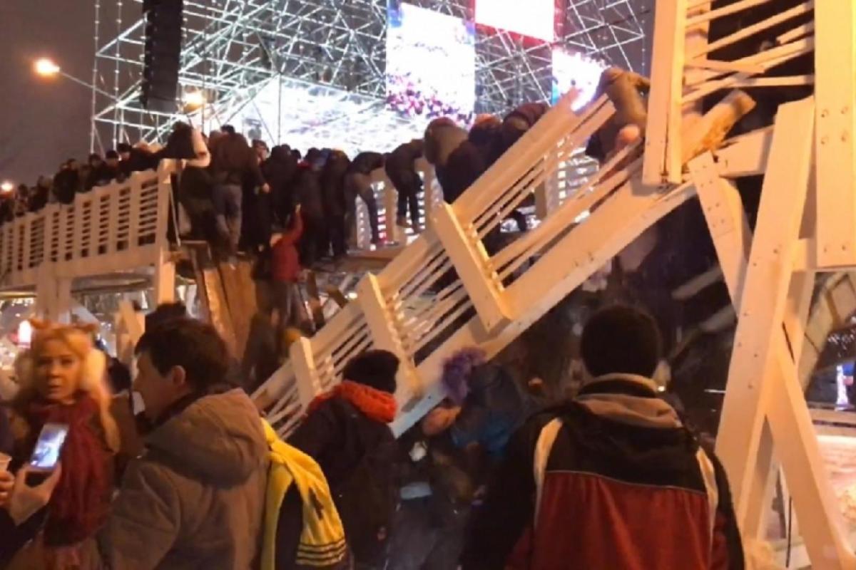 "Новогодний мостопад": В центре Москвы под гимн РФ рухнул мост с людьми