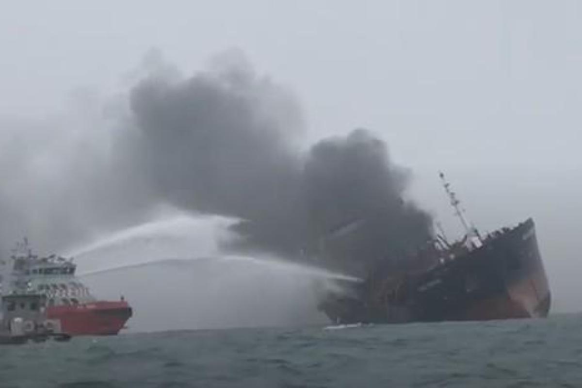 У берегов Гонконга горит нефтяной танкер: есть жертвы