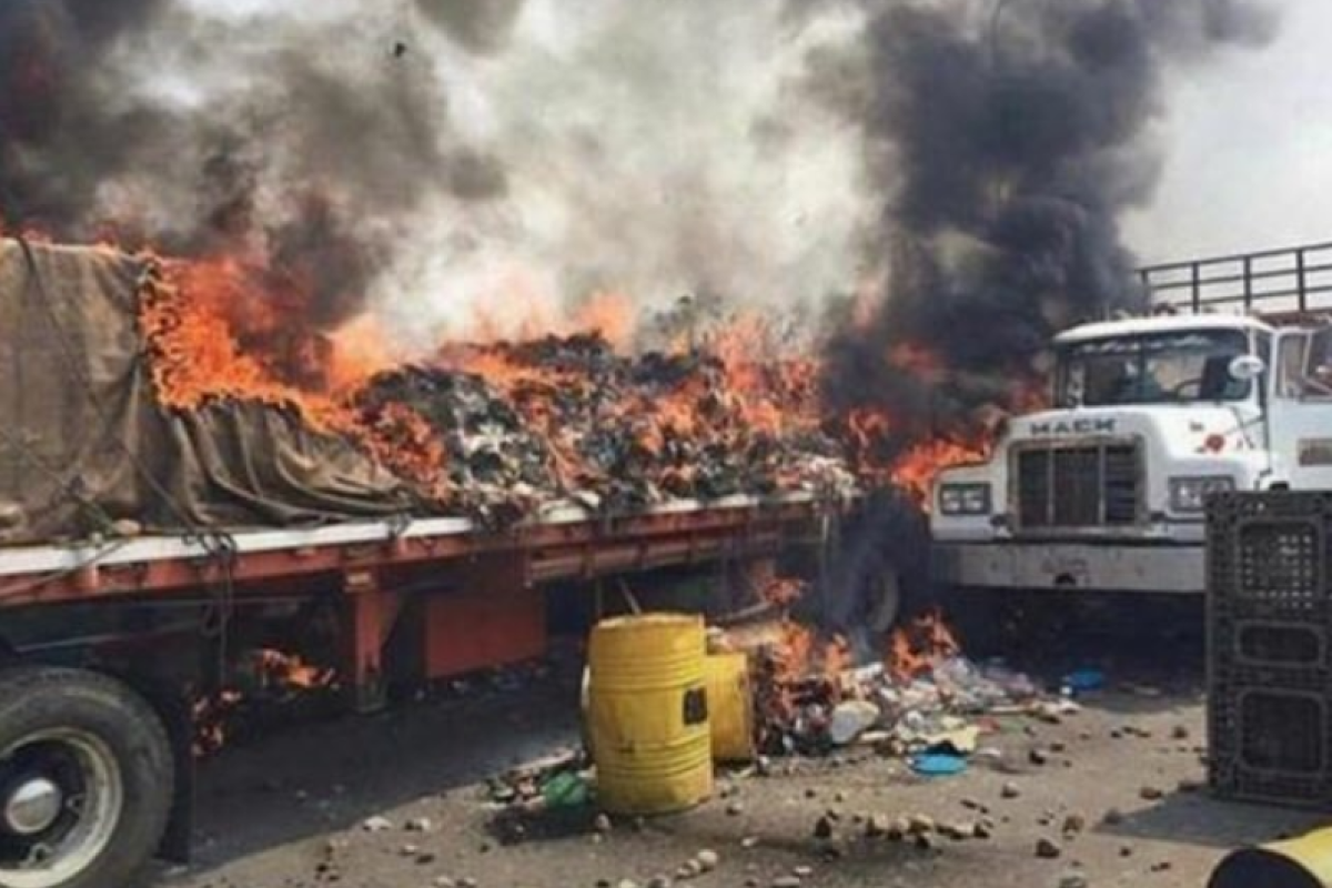 На границе Венесуэлы и Колумбии сожгли грузовики с гуманитарной помощью На границе Венесуэлы и Колумбии сожгли грузовики с гуманитарной помощью