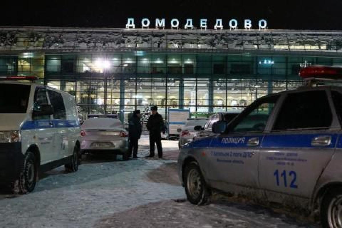 В россиском аэропорту лайнер с пассажирами при посадке врезался в мачту освещения