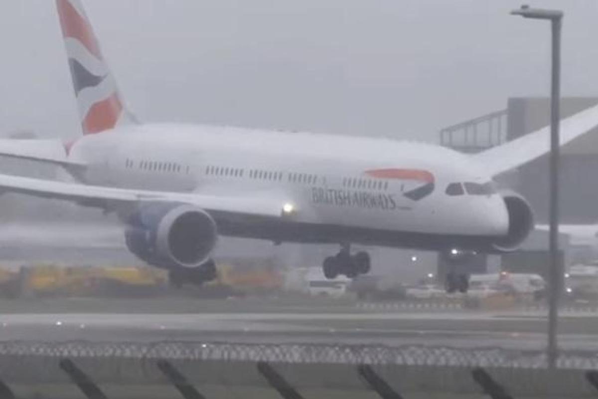 В лондонском аэропорту "Хитроу" шквальный ветер помешал приземлиться лайнеру British Airways