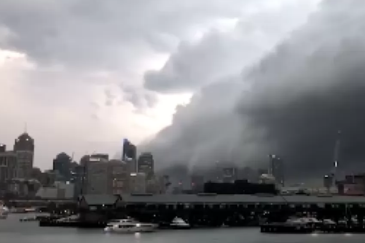 По Сиднею ударил мощный шторм: улицы затоплены, тысячи домов обесточены