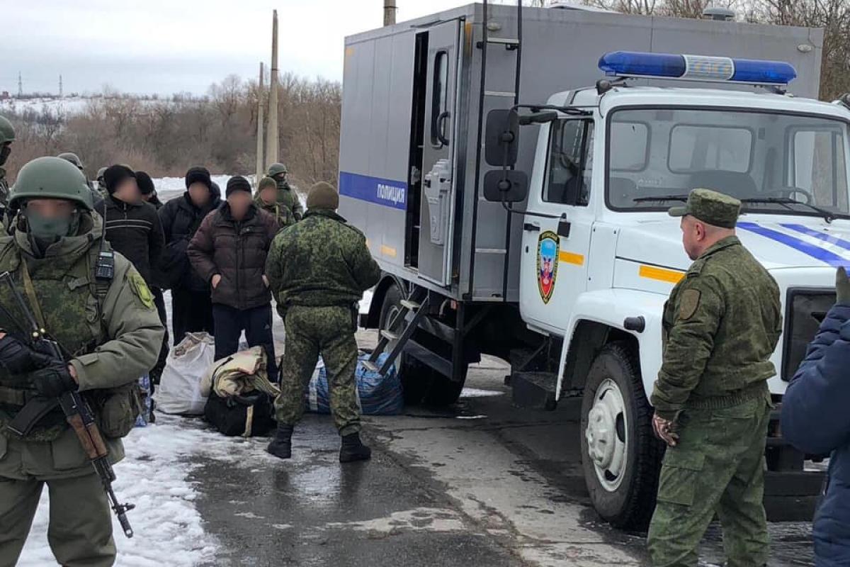Боевики передали украинской стороне заключенных из "ЛНР" Боевики передали украинской стороне заключенных из "ЛНР"