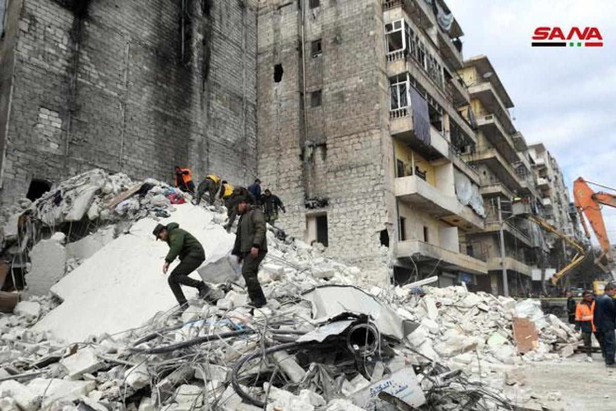 В сирийском Алеппо под завалами рухнувшего пятиэтажного дома погибли 11 человек В сирийском Алеппо под завалами рухнувшего пятиэтажного дома погибли 11 человек
