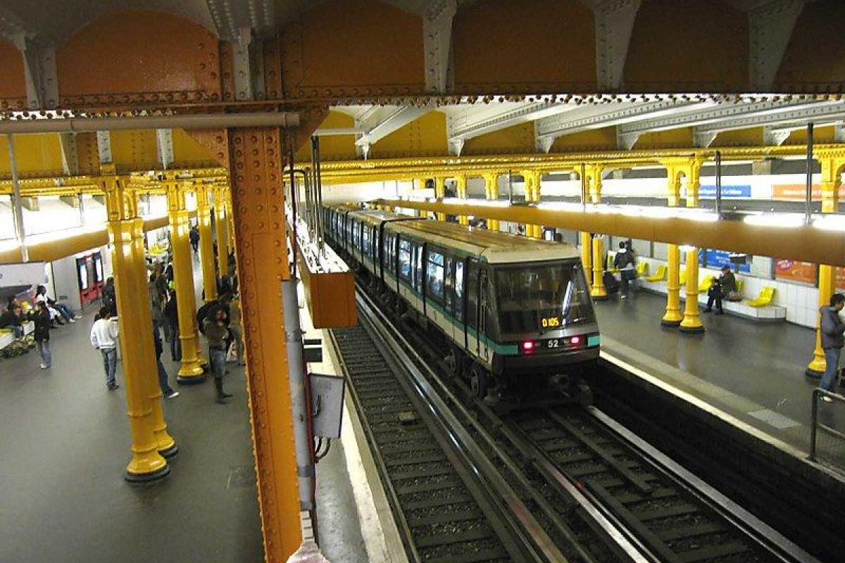 Нападение в парижском метро: мужчине плеснули в лицо кислотой Нападение в парижском метро: мужчине плеснули в лицо кислотой