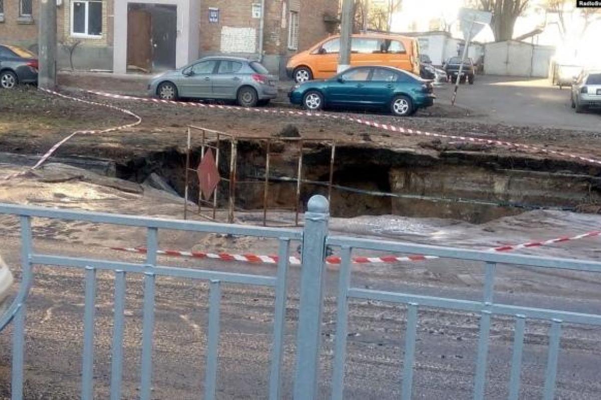 Из-за аварии на водопроводе в Киеве провалилась часть дороги