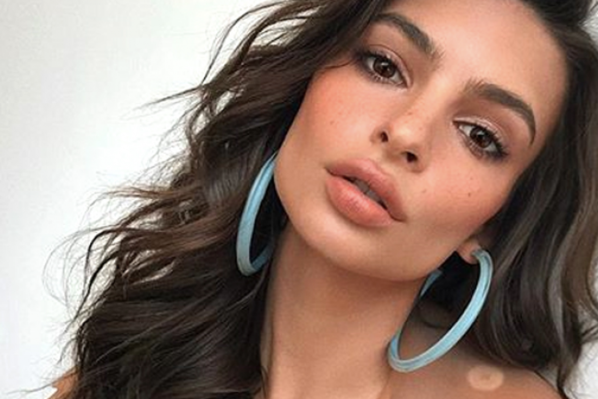 Модель Эмили Ратаковски снялась топлес в откровенной фотосессии для журнала Love Magazine