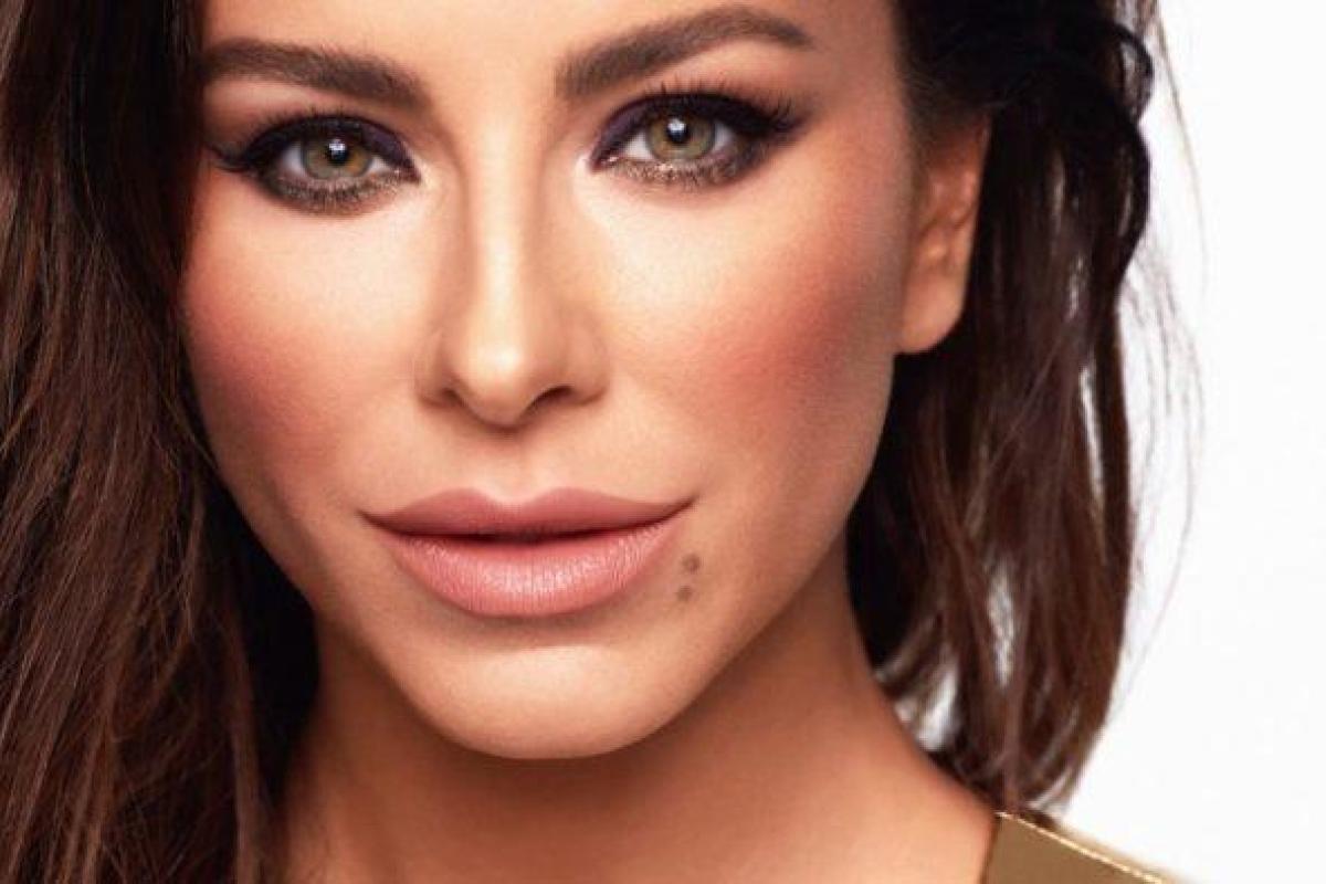 "Каролина, вы что на пляже?": Поклонники разозлились на Ани Лорак за откровенный наряд "Каролина, вы что на пляже?": Поклонники разозлились на Ани Лорак за откровенный наряд