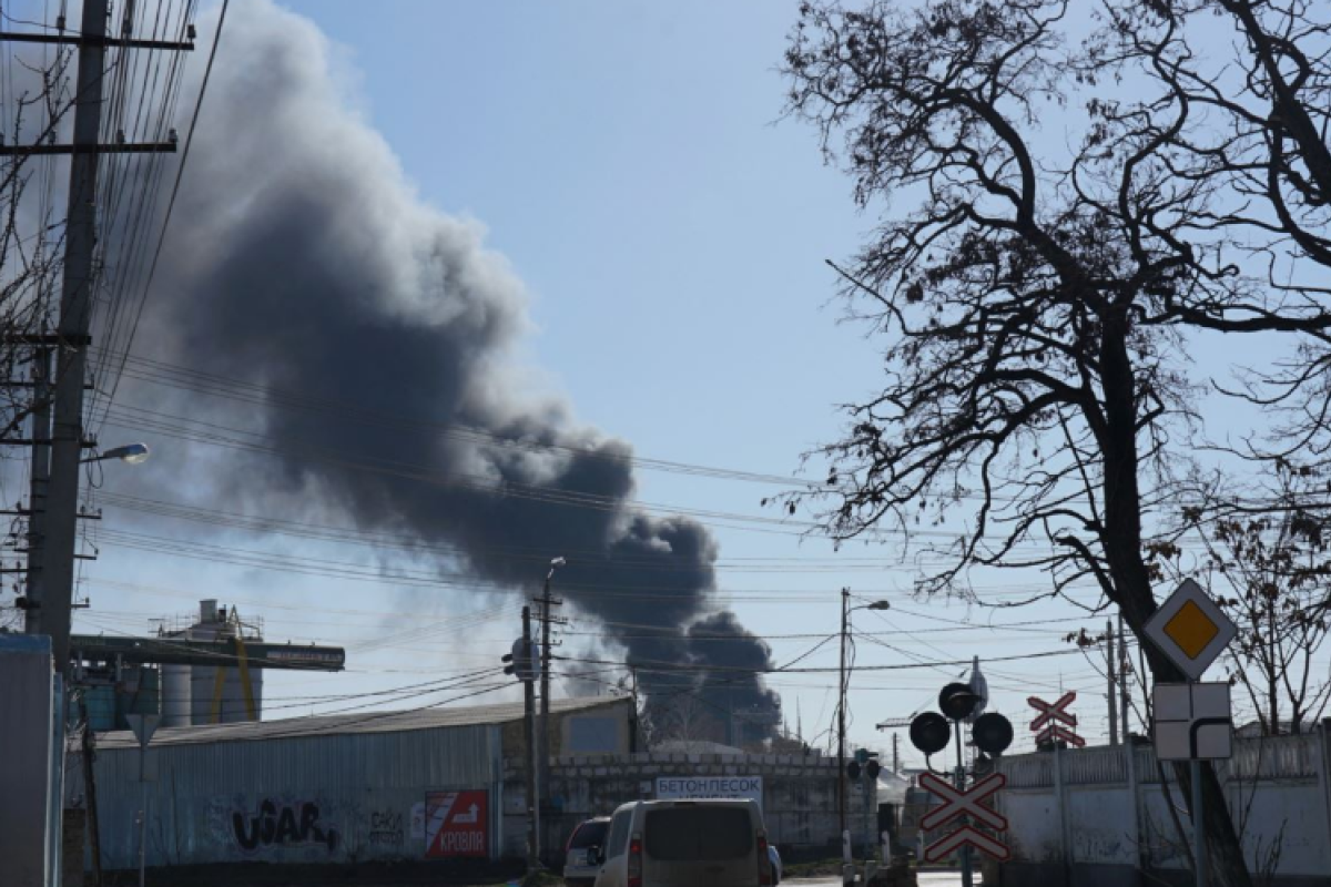 В Симферополе горит завод пластмасс В Симферополе горит завод пластмасс