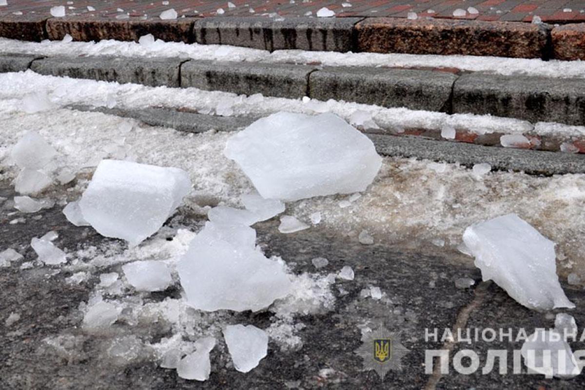 В Полтаве впала в кому 6-летняя девочка, пострадавшая при падении с крыши ледяной глыбы