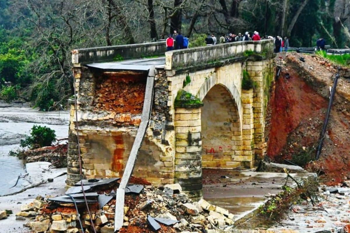 На острове Крит рухнул столетний мост: момент обрушения попал на видео