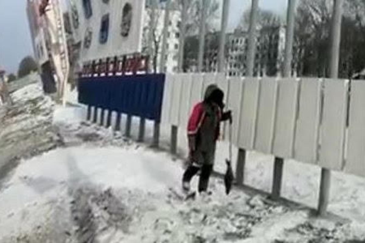 "На краску денег нет": Сеть насмешило видео, как в России "маскируют" грязный снег "На краску денег нет": Сеть насмешило видео, как в России "маскируют" грязный снег