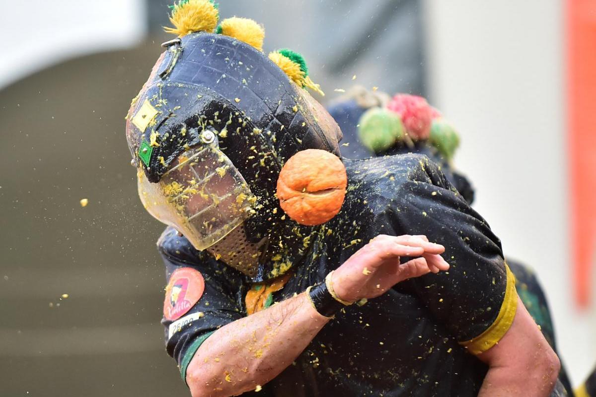 В Италии начались традиционные апельсиновые бои