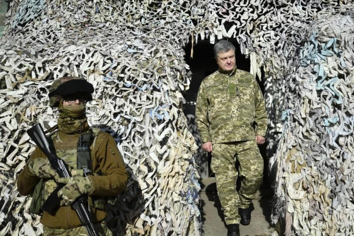 Порошенко на передовой поздравил бойцов с Днем украинского добровольца Порошенко на передовой поздравил бойцов с Днем украинского добровольца
