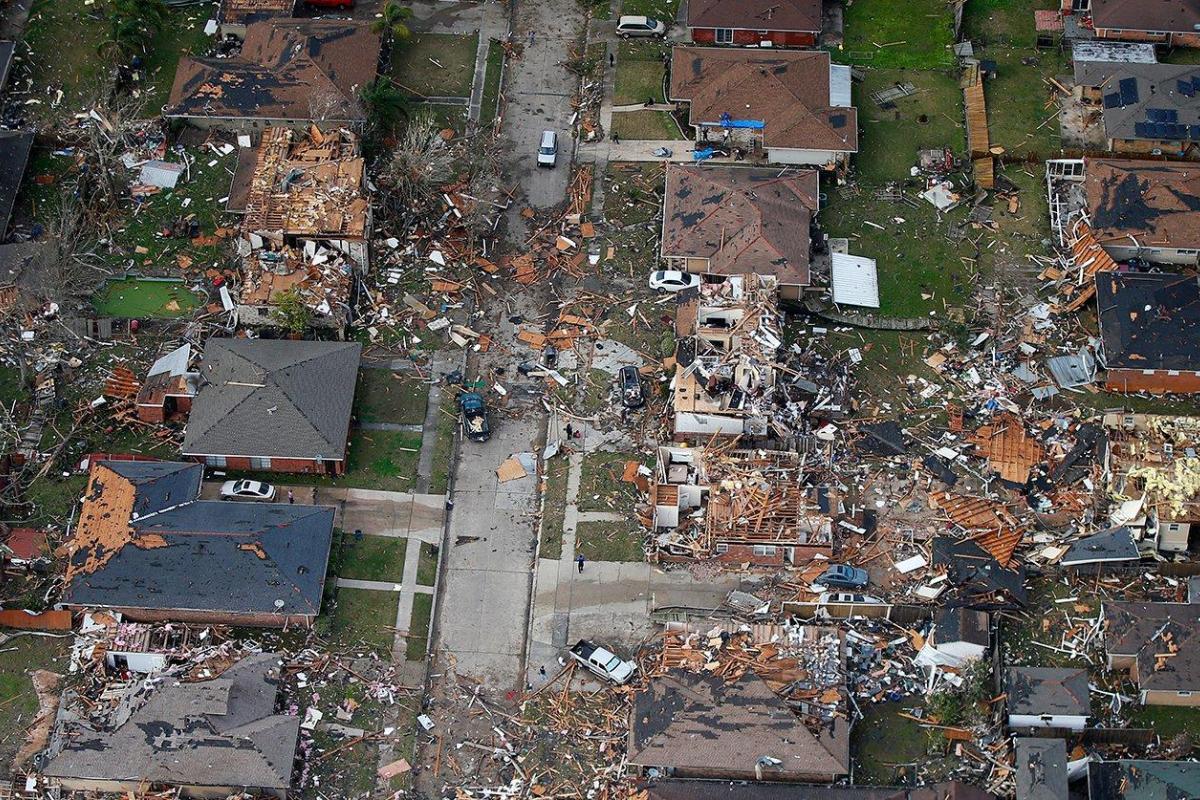 В США про нескольким штатам пронеслись разрушительные торнадо: есть жертвы