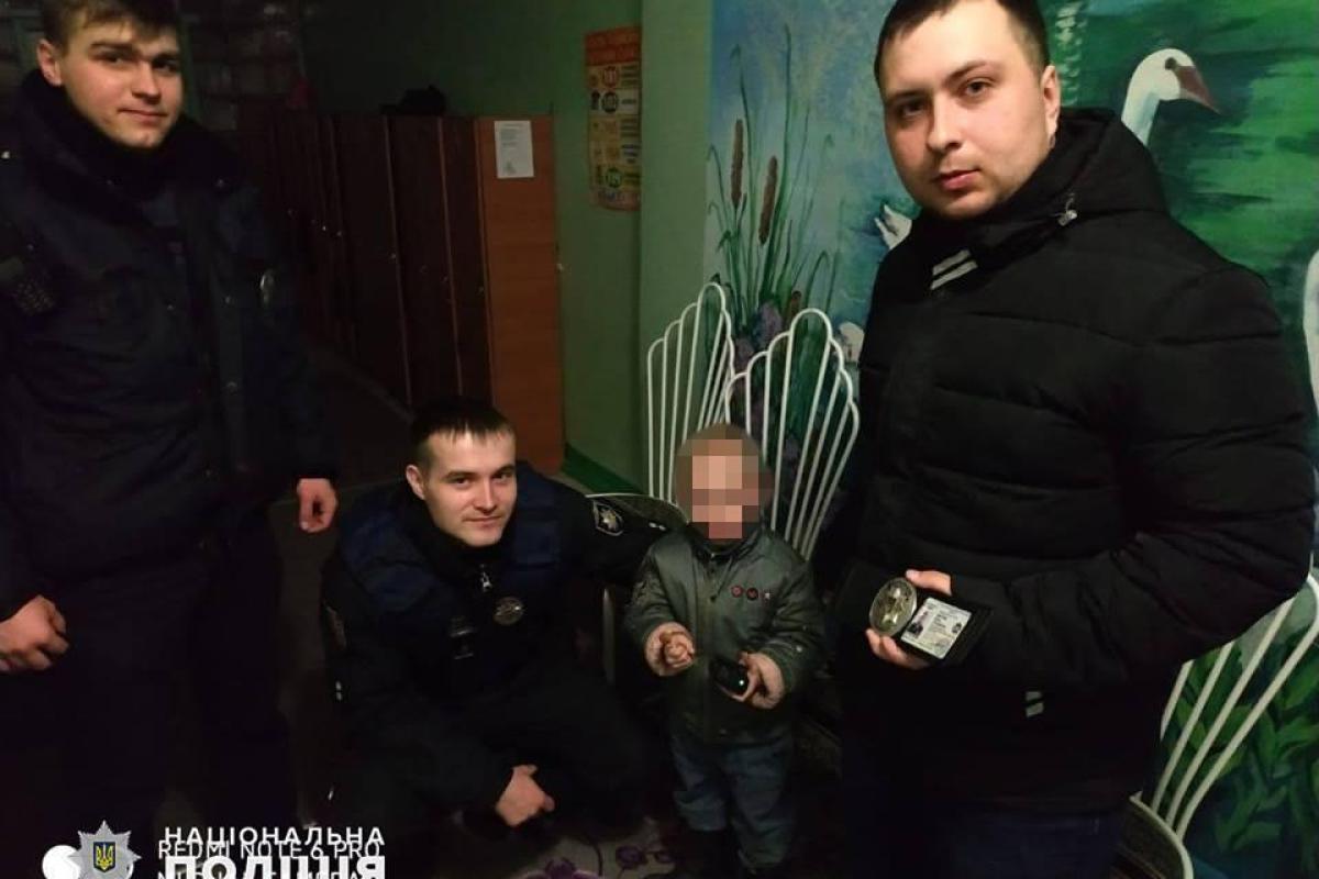 В Лисичанске пьяная бабушка выгнала из дома своего 4-летнего внука: полиция разыскала мальчика В Лисичанске пьяная бабушка выгнала из дома своего 4-летнего внука: полиция разыскала мальчика