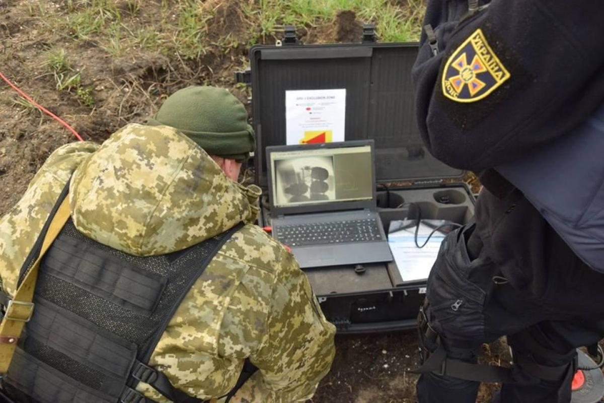 Возле КПВВ "Гнутово" обнаружен схрон с гранатами и тротилом Возле КПВВ "Гнутово" обнаружен схрон с гранатами и тротилом