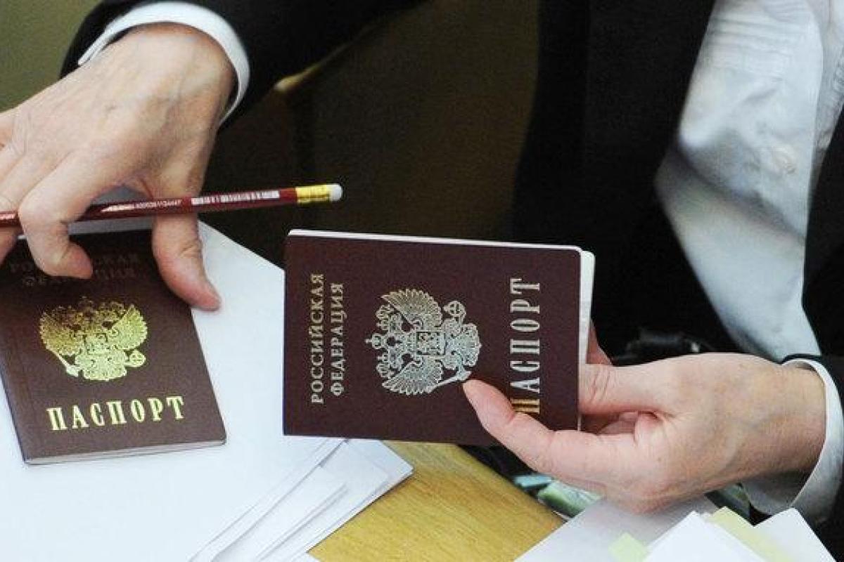 Жителям ОРДЛО в очередной раз пообещали выдать "настоящие" российские паспорта Жителям ОРДЛО в очередной раз пообещали выдать "настоящие" российские паспорта