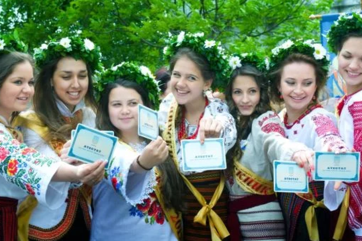 В Украине выпускникам школ больше не будут выдавать аттестаты В Украине выпускникам школ больше не будут выдавать аттестаты