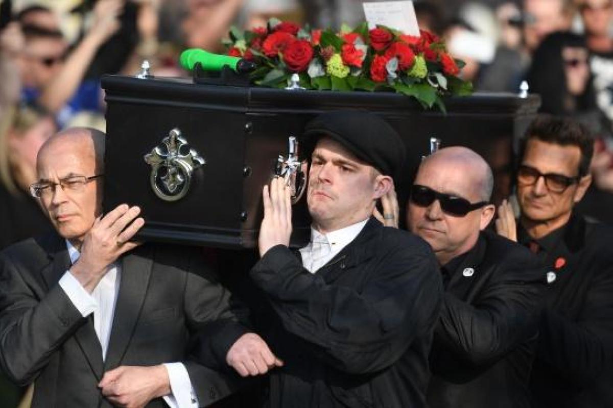 В Британии в последний путь проводили фронтмена The Prodigy Кита Флинта В Британии в последний путь проводили фронтмена The Prodigy Кита Флинта