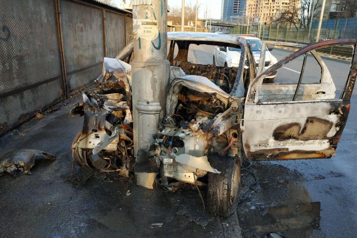 В Киеве после столкновения с электроопорой сгорел автомобиль Renault Scenic: водитель госпитализирован В Киеве после столкновения с электроопорой сгорел автомобиль Renault Scenic: водитель госпитализирован