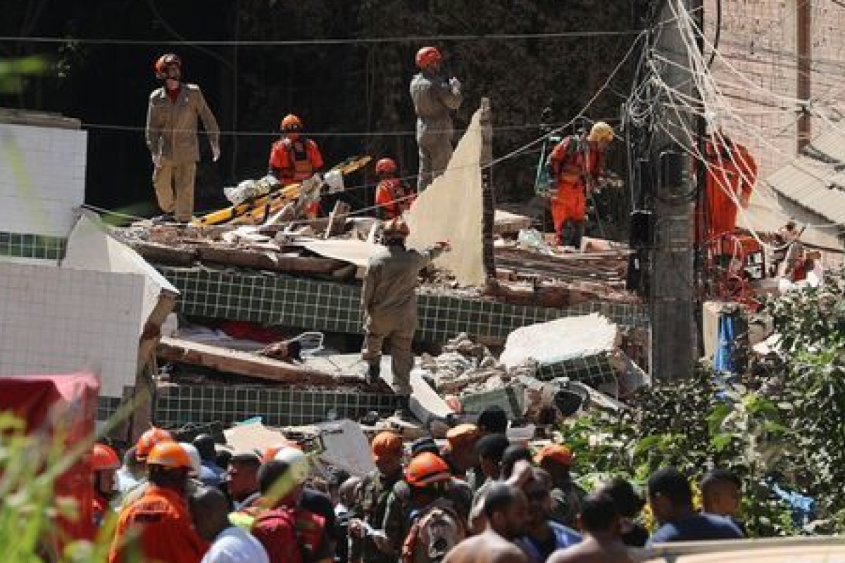 В Рио-де-Жанейро обрушилось два жилых дома: есть жертвы