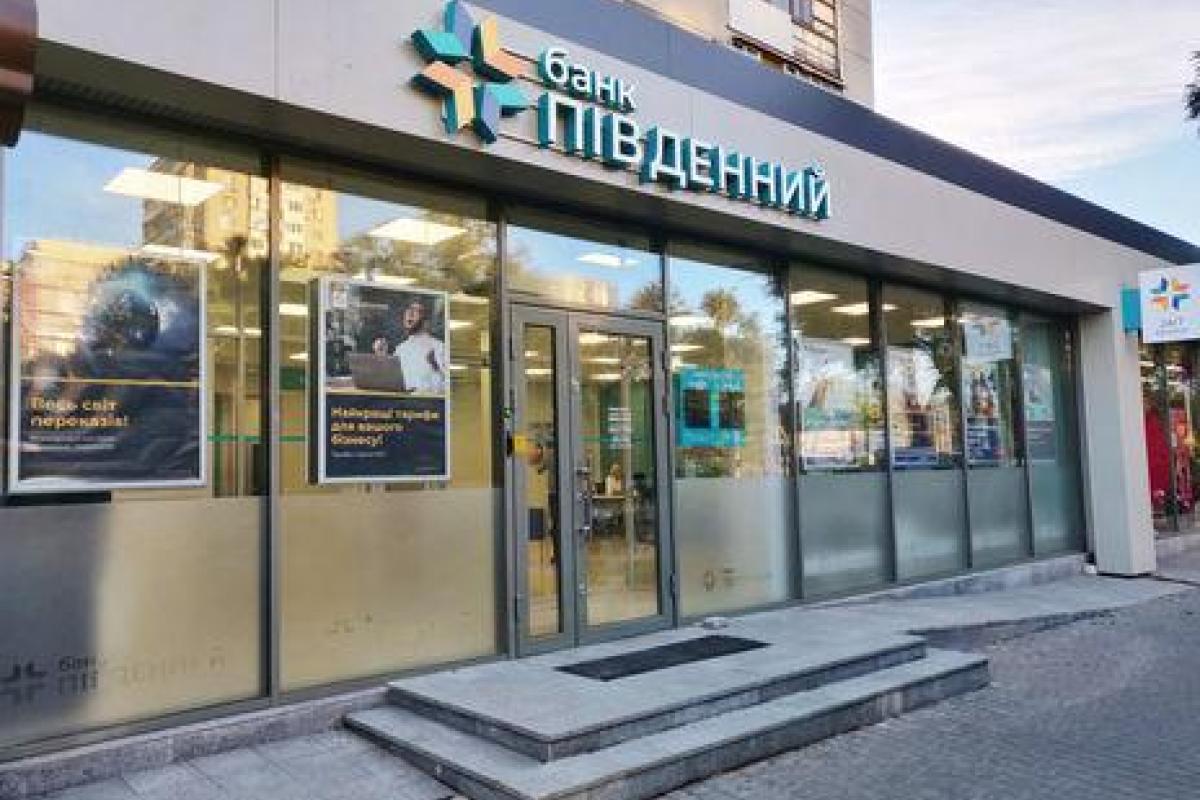 Взрыв в Одессе: неизвестные заложили самодельное взрывное устройство у отделения банка Взрыв в Одессе: неизвестные заложили самодельное взрывное устройство у отделения банка