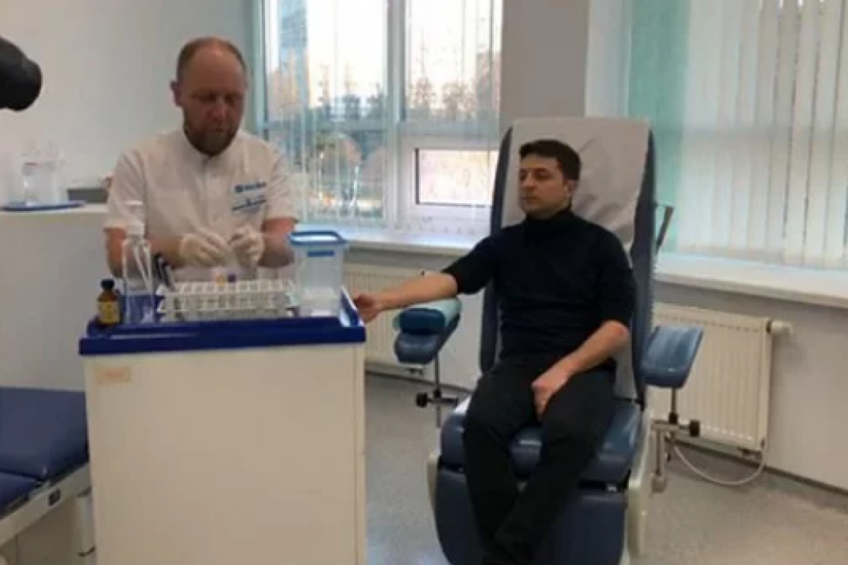 Зеленский сдал анализы "под прицелом" камер Зеленский сдал анализы "под прицелом" камер