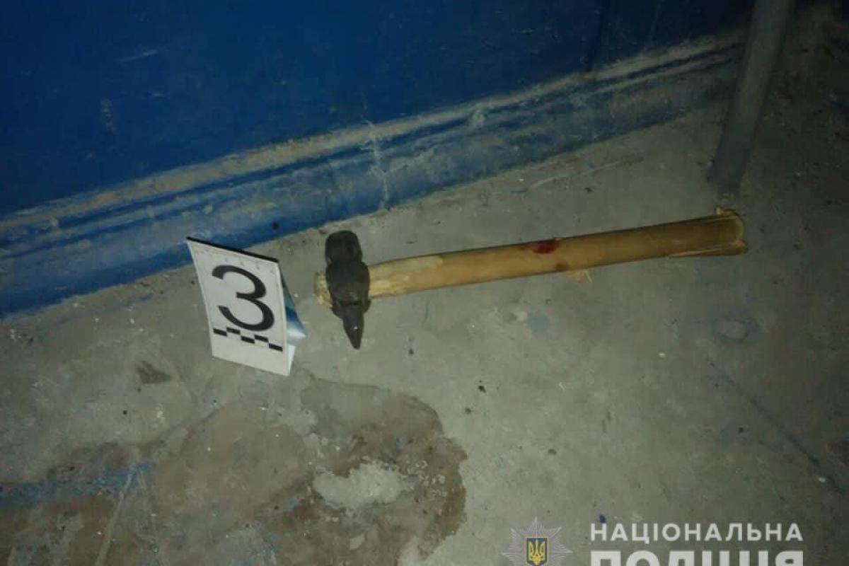 В Каменском мужчина с ножом и молотком напал на полицейских: копы открыли огонь В Каменском мужчина с ножом и молотком напал на полицейских: копы открыли огонь