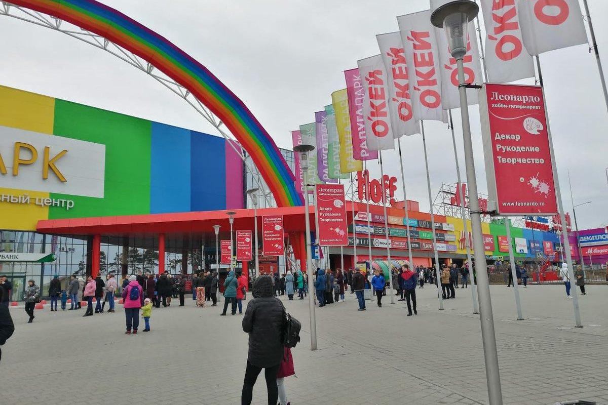 В российском Екатеринбурге массово "заминировали" ТРЦ: идет эвакуация людей