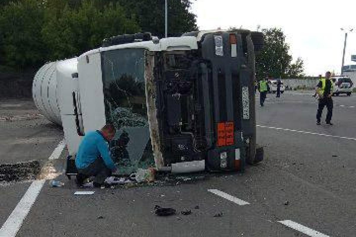 ДТП в Винницкой области: перевернулся MAN с взрывоопасным веществом ДТП в Винницкой области: перевернулся MAN с взрывоопасным веществом