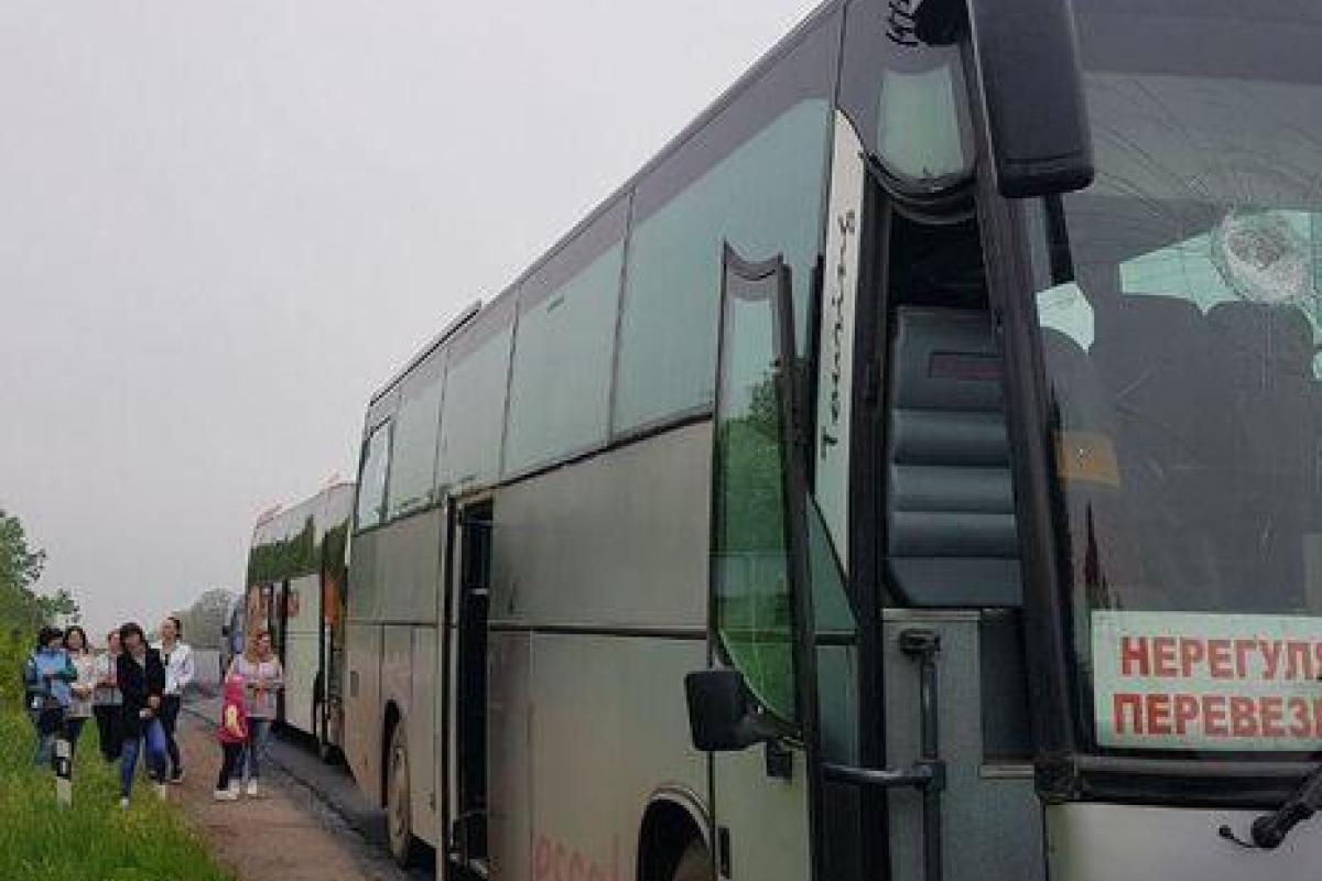 На трассе "Кривой Рог-Днепр" неизвестные забросали камнями автобусы с людьми На трассе "Кривой Рог-Днепр" неизвестные забросали камнями автобусы с людьми