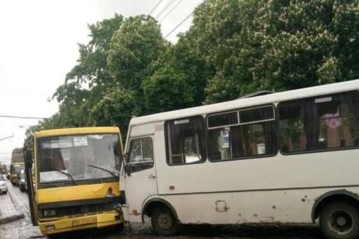 Во Львове в результате столкновения двух маршруток пострадали 5 человек Во Львове в результате столкновения двух маршруток пострадали 5 человек