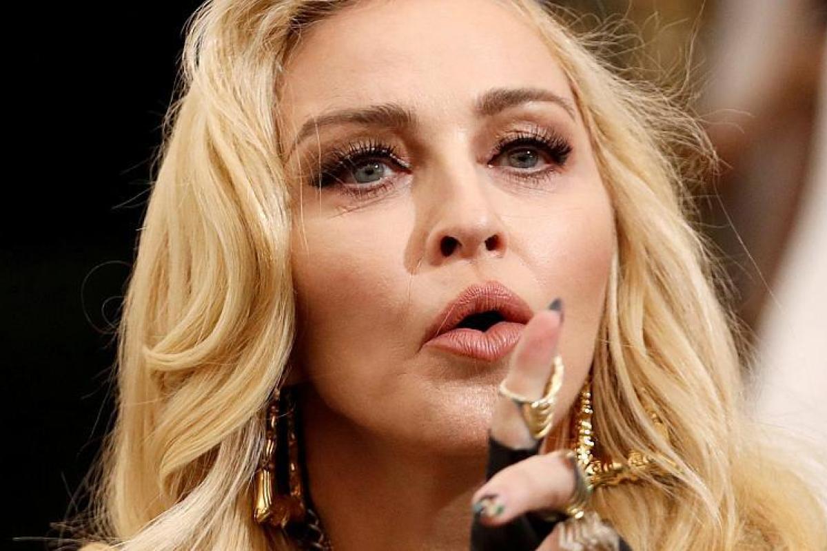 Корона на голове и пиратская повязка: Мадонна показала, в каком наряде выступит на "Евровидении"