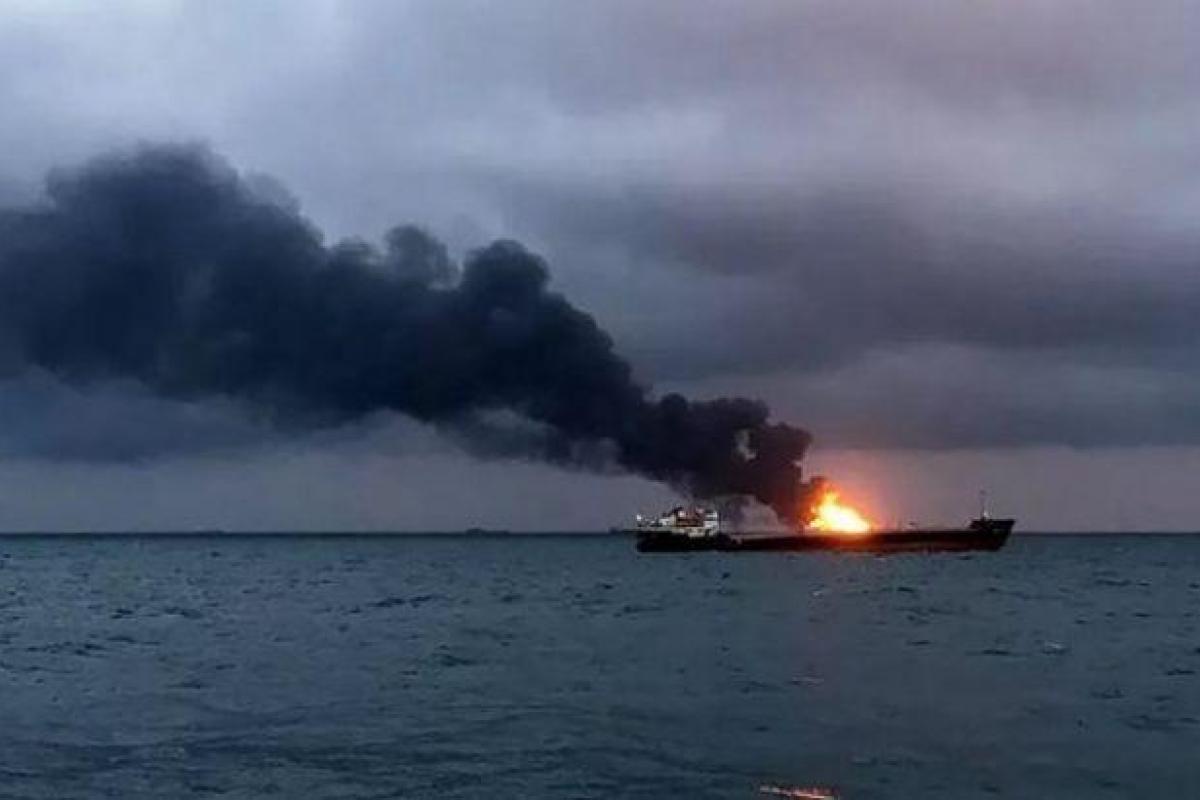 В Каспийском море горело судно: пострадали 14 нефтяников