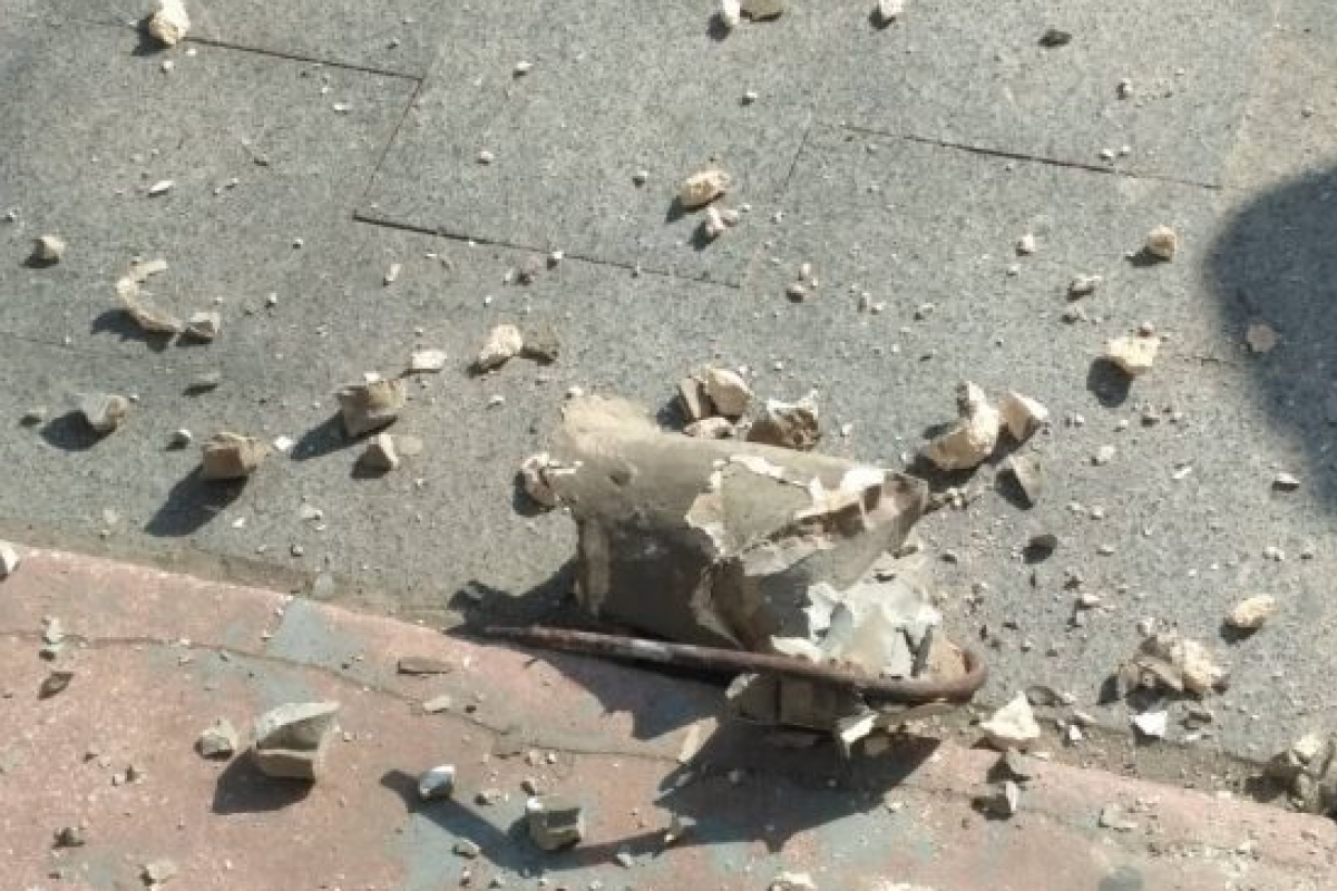 "Камнепад" в центре Львова: женщина чуть не стала жертвой отколовшейся части балкона "Камнепад" в центре Львова: женщина чуть не стала жертвой отколовшейся части балкона