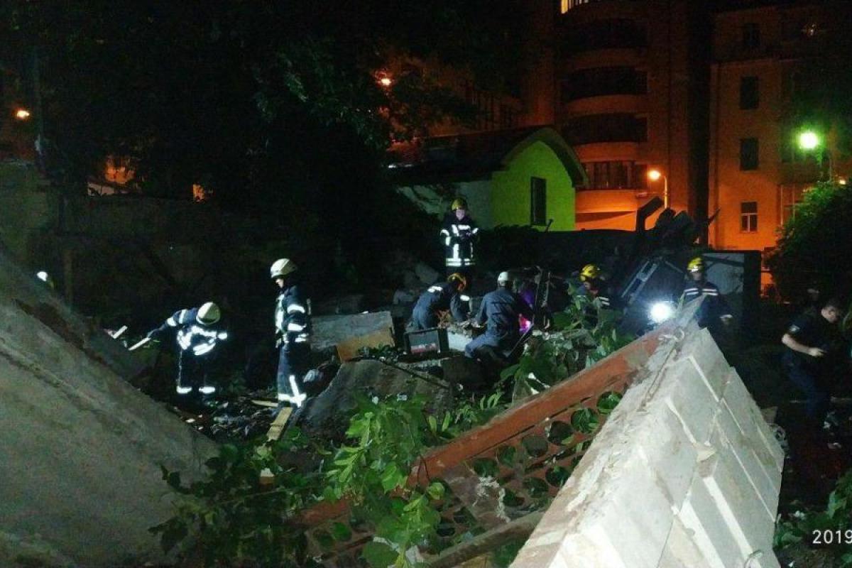 Мощный взрыв в центре Киева разрушил 3 гаража: спасатели разбирают завалы Мощный взрыв в центре Киева разрушил 3 гаража: спасатели разбирают завалы