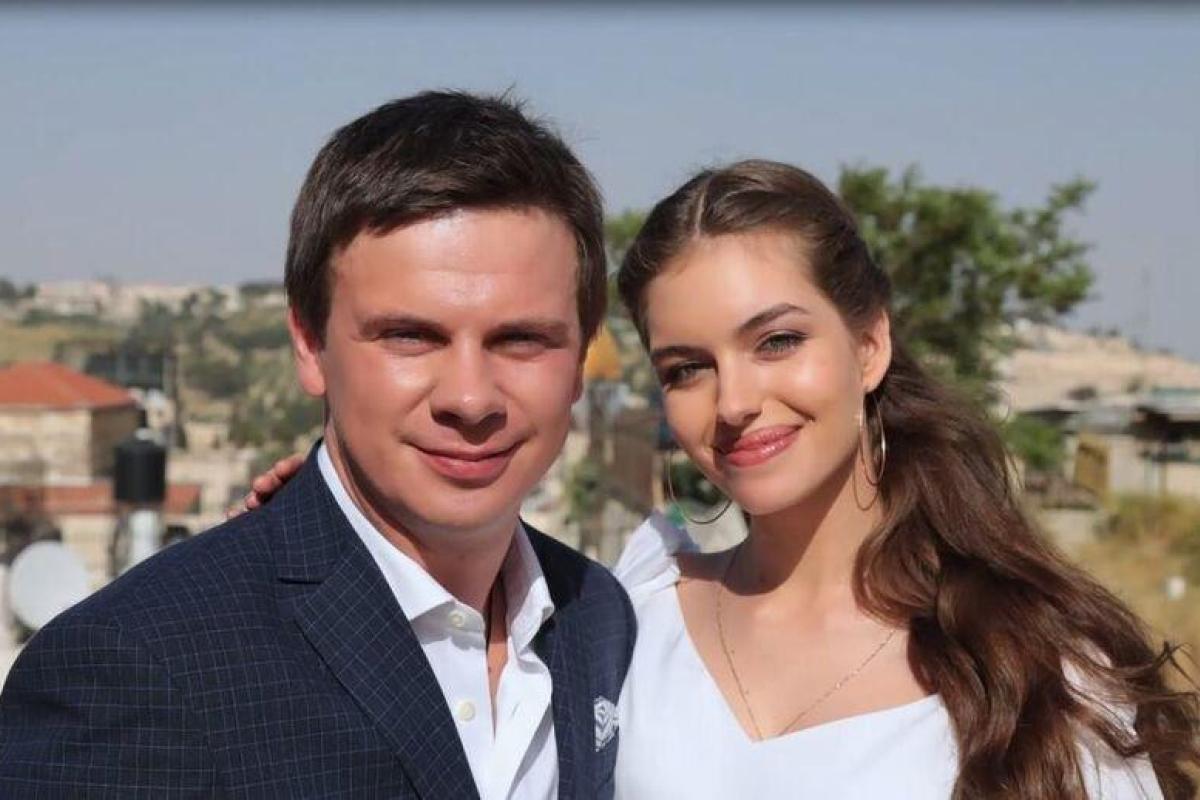 Ведущий тревел-шоу "Мир наизнанку" Дмитрий Комаров тайно женился на красавице-модели