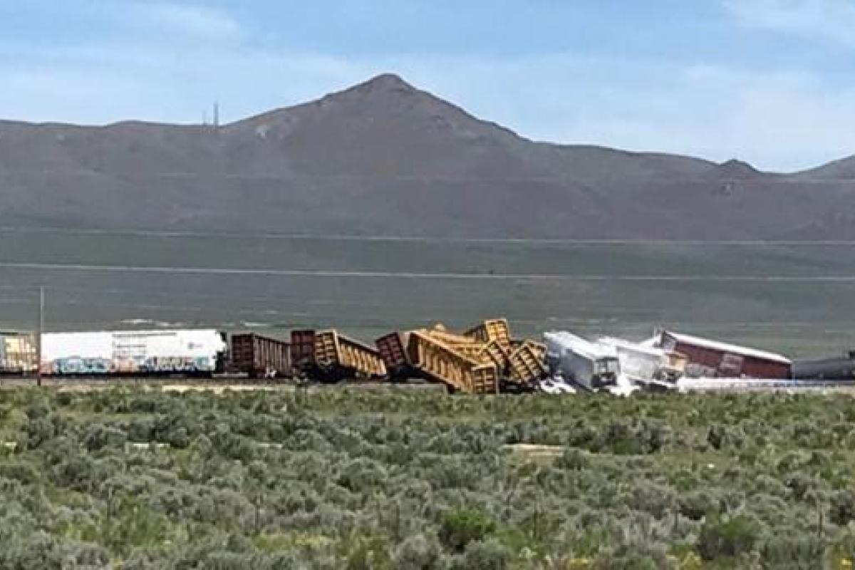 В США сошел с рельсов поезд с боеприпасами и взрывоопасными веществами