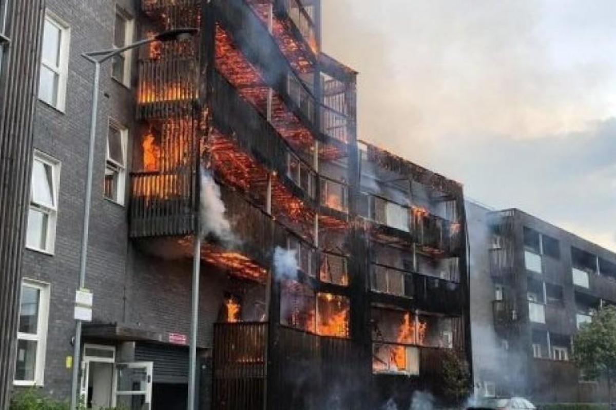 В Лондоне вспыхнул крупный пожар в жилом доме: полностью сгорело 20 квартир