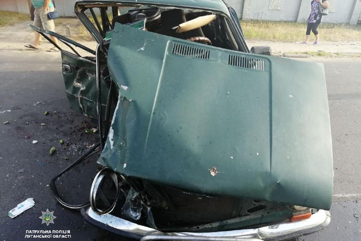 Машина убита в хлам, люди в реанимации: В Рубежном Mercedes протаранил ВАЗ Машина убита в хлам, люди в реанимации: В Рубежном Mercedes протаранил ВАЗ